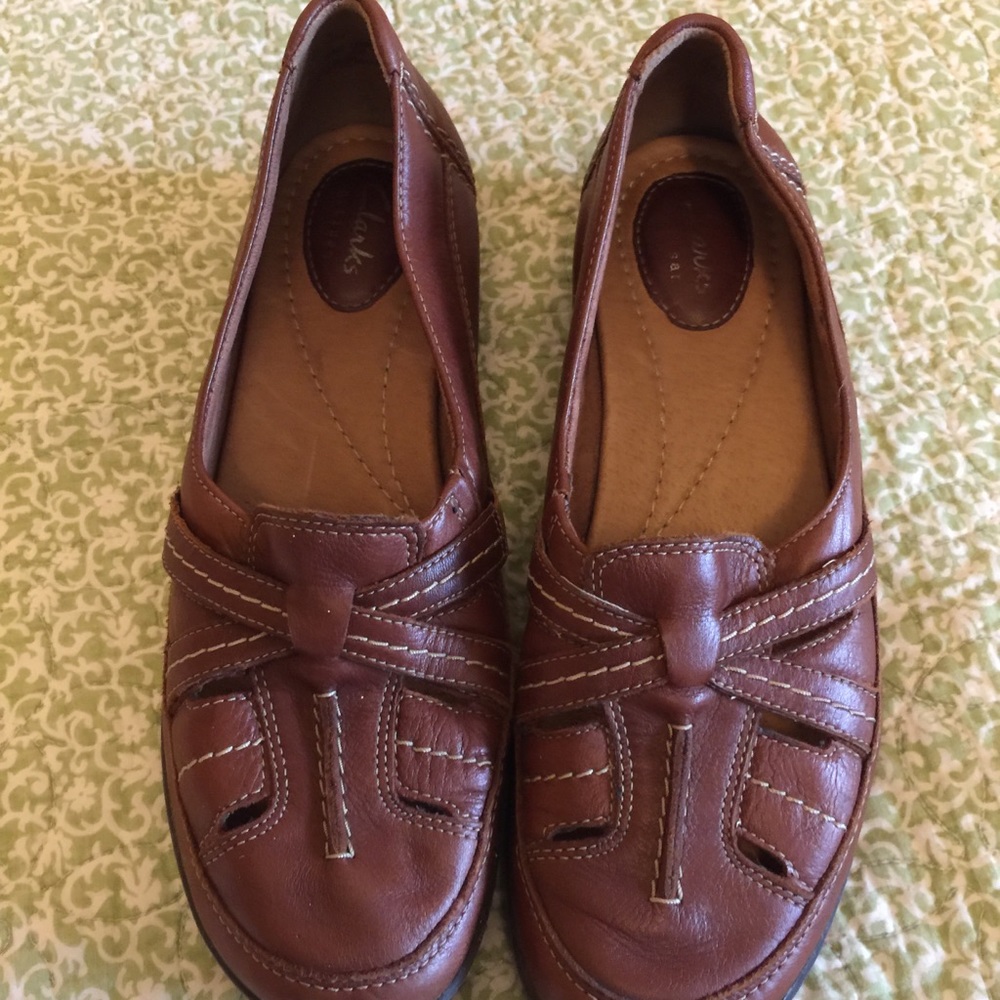 Women’s brown upper leather size 8-1/2 loafer.